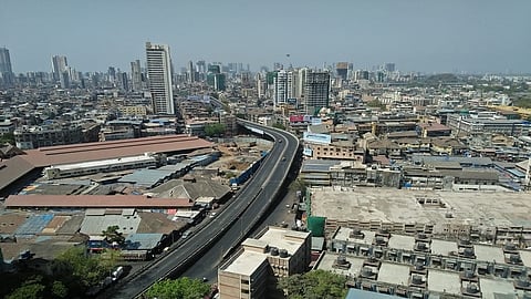 एकीकडे टोलेजंग इमारती दुसरीकडे दाटीवाटीने झोपड्या, मुंबईतील कुठल्या भागात किती रुग्ण