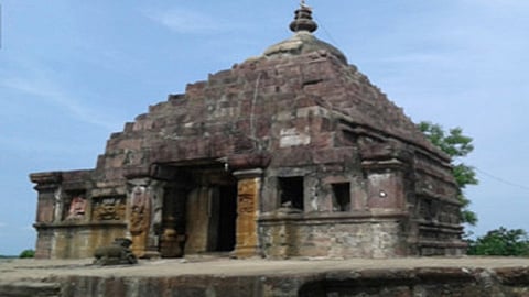तालुक्यातील वैरागड येथे ऐतिहासिक किल्ला, भंडारेश्वर, गोरजाई मंदिर, आदिशक्ती माता व काही हेमाडपंती मंदिरे आहेत. मात्र, या मंदिरांच्या डागडुजीकडे पुरातत्त्व विभागाने दुर्लक्ष केल्याने ही मंदिरे शेवटच्या घटका मोजत आहेत.