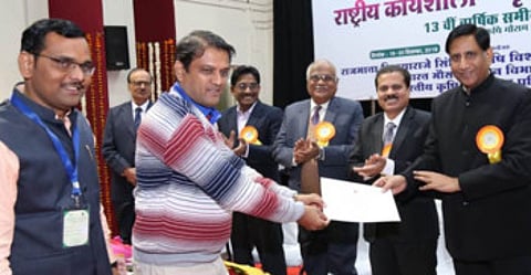 मुख्य समन्वयक डॉ. कैलास डाखोरे व  प्रमोद शिंदे पुरस्काराने सन्मानित करण्यात आले.