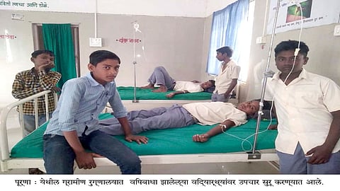 जिल्हारुग्णालयात उपचार घेताना विद्यार्थी.