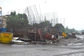 पावसामुळे शहरातील महामार्ग चौपदरीकरणाच्या कामात व्यत्यय !