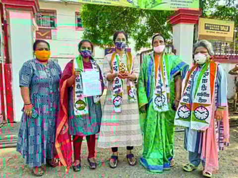 गृहमंत्री शहांना ‘मीराबाईं’ची जखडलेली मूर्ती राष्ट्रवादी युवती काँग्रेसने दिली भेट