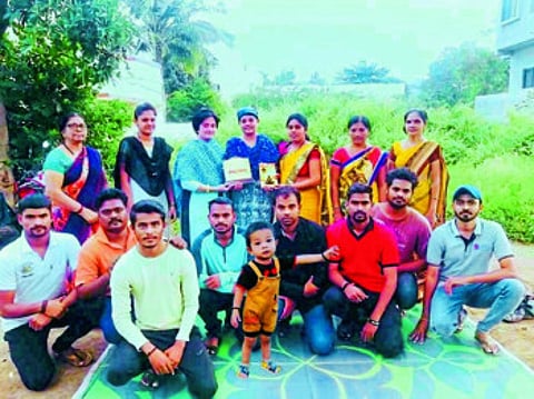 father death and doughter sheving