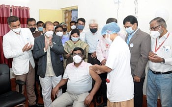 कोरोनाला कायमचे हद्दपार करण्यासाठी लसीकरण उपयुक्त ठरेल