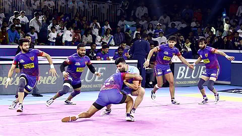 प्रो कबड्डी अंतिम सामन्यात नबीबक्षची पकड करण्याचा दिल्लीचा प्रयत्न