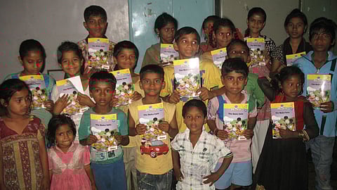 नगर - पहिल्यांदाच शाळेत आल्यानंतर पुस्तके मिळाल्याचा झोपडपट्टीतील मुलांच्या चेहऱ्यावरील आनंद.