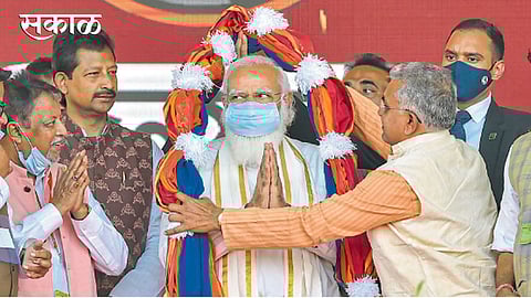 हुगळी: पंतप्रधान नरेंद्र मोदी यांचा सोमवारी सत्कार करताना भाजपचे प्रदेशाध्यक्ष दिलीप घोष आणि अन्य नेते.