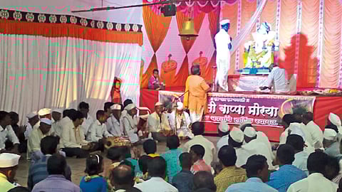 नरवणे (ता. माण) - सर्वेश्वर मंदिरात श्री गणेशमूर्ती प्रतिष्ठापनेवेळी ग्रामस्थांनी मोठी हजेरी लावली होती.