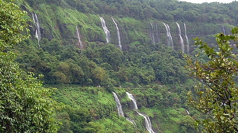 आंबोली आणि चिखलदरा येथे तीन पर्यटक दरीत कोसळले