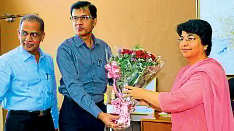 स्वारगेट - पीएमपीच्या अध्यक्षपदाची सूत्रे नयना गुंडे यांनी सोमवारी स्वीकारली. अजय चारठणकर व अधिकाऱ्यांनी त्यांना शुभेच्छा दिल्या.