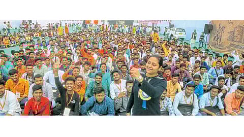 मुकुंदनगर - अखिल भारतीय विद्यार्थी परिषदेच्या अधिवेशनात रविवारी निधी त्रिपाठी यांनी विद्यार्थ्यांशी संवाद साधण्यापूर्वी ‘भारत माता की जय... वंदे मातरम्’ अशा घोषणा देऊन उत्साह निर्माण केला.