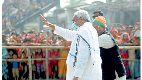 कटिहार: विधानसभा निवडणुकीच्या प्रचाराच्या वेळी मुख्यमंत्री नितीशकुमार यांनी उपस्थितांना अभिवादन केले.