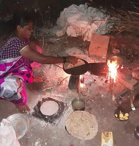 उमरगा : औद्योगिक वसाहत परिसरात चुलीवर स्वयंपाक करणारी महिला.