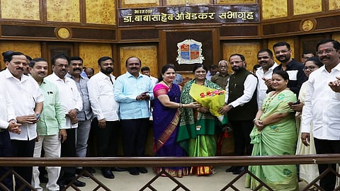 ठाणे : विरोधी पक्ष नेतेपदी निवड झाल्यानंतर प्रमिला केणे यांचे अभिनंदन करताना महापौर नरेश म्हस्के व इतर नगरसेवक (छायाचित्र : दीपक कुरकुंडे)