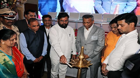 कल्याण : प्रदर्शनात दीपप्रज्वलन करताना मंत्री एकनाथ शिंदे व इतर (छायाचित्र : ऋषिकेश चौधरी)