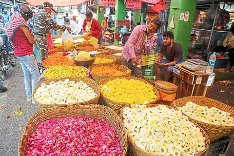 फुलांचा बाजार फुलला! मंदिरे बंद असल्यामुळे मागणी निम्म्यावर