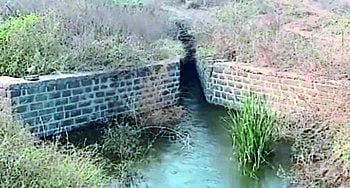 कालव्याचे गेट अर्धवटच बंदमूळे हिवरा धरणातील पाण्याची नासाडी