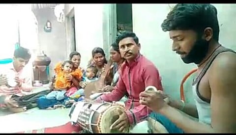 पारोळ्यात अहीराणी गाण्यातुन कोरोनाबाबत जागृती