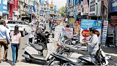 पिंपरी बाजारपेठेत पदपथ आक्रसले