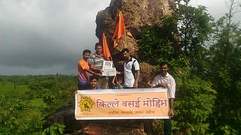 विरार ः राष्ट्रध्वजास मानवंदना देताना दुर्गमित्र