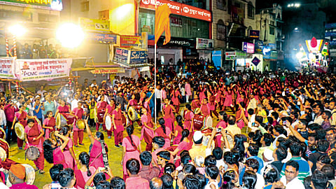 पिंपरी -  श्री. लालबहादूर शास्त्री भाजी मंडई व्यापारी संघटनेच्या गणेश विसर्जन मिरवणुकीत ज्ञानप्रबोधिनी ढोल पथकातील विद्यार्थिनी खेळ सादर करताना.