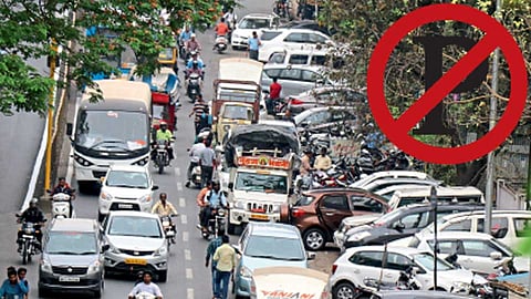 खराळवाडी - रस्त्यावरच वेड्यावाकड्या पद्धतीने उभ्या केलेल्या चारचाकी वाहनांमुळे वाहतुकीला झालेला अडथळा.