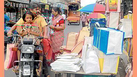 मंडई - प्लॅस्टिक बंदी मुळे कापडी पिशवी खरेदी करताना नागरिक.