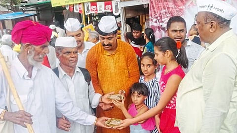 पिंपरी - खिचडीचे वाटप करताना आई एकवीरा फाउंडेशनचे संस्थापक अध्यक्ष प्रशांत पाटील.