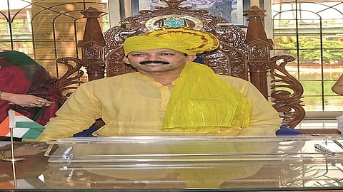 विरार ः निवडीनंतर महापौरपदी विराजमान झालेले प्रवीण शेट्टी.
