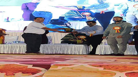 Prof. Anandrao Kashid from Barshi taluka has received a patent from the Government of India for a missionary called Cloth Duster 2.jpg