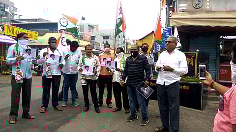 दिघी - येथील छत्रपती संभाजी राजे चौकात राष्ट्रवादी कॅांग्रेस आणि सेवादलाद्वारे आमदार गोपीचंद पडळकर यांनी माजी केंद्रीय कृषीमंत्री यांच्यावर केलेल्या वक्तव्याचा निषेध करण्यात आला.