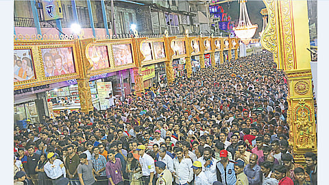 शिवाजी रस्ता, बेलबाग चौक - शहराच्या मध्यभागातील गणेश मंडळांची नयनरम्य रोषणाई, देखावे पाहण्यासाठी रविवारी नागरिकांची झालेली गर्दी.