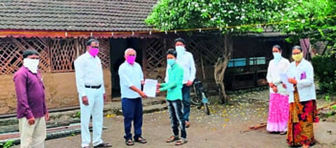 दुर्गम भागात ऑनलाइन समस्येवर गृह अभ्यासिकेचा पर्याय !