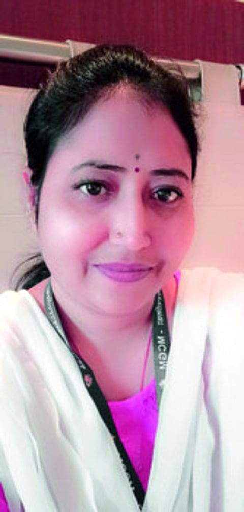 आजूबाजुला तीनशे "कोरोना' बाधीत रुग्ण...तरी ती धैर्याने देतेय वैद्यकीय सेवा !