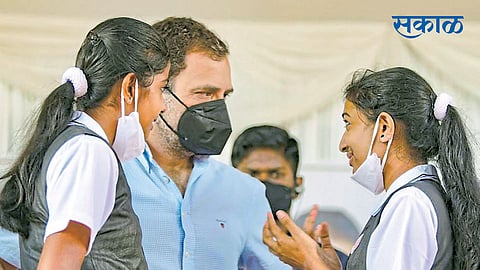 वायनाड: कॉंग्रेस नेते राहुल गांधी यांनी विद्यार्थिंनी आणि विद्यार्थ्यांशी संवाद साधला.
