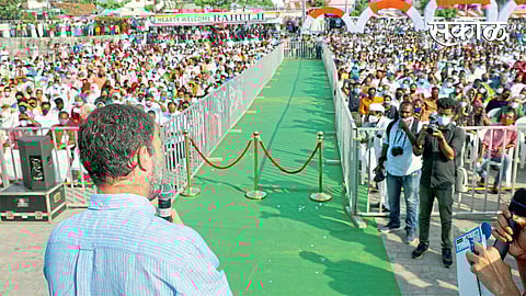 कोलम: कॉंग्रेस नेते राहुल गांधी मार्गदर्शन करताना.