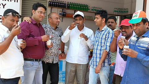 Loksabha2019 : तळपत्या उन्हातही राजकीय कार्यकर्त्यांचा उत्साह दांडगा… शीतपेय पिऊन शरीराला देतात थंडावा