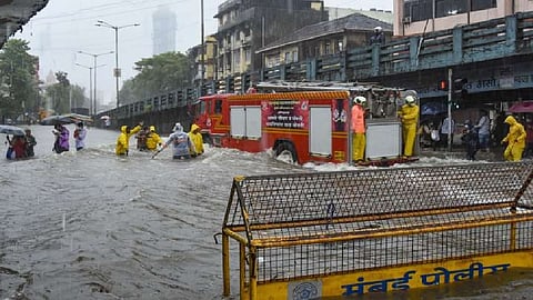 Mumbai Rain Updates: मुंबईकरांनो घरीच थांबा; पुढचे 3 तास महत्त्वाचे, दुसऱ्या दिवशीही पावसाचं धुमशान