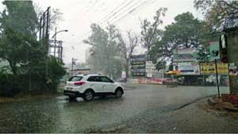 Traffic in Buldana district was disrupted for six hours due to unseasonal rains