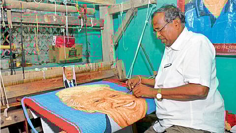सोलापूर - डोनाल्ड ट्रम्प यांचे पोर्ट्रेट विणताना राजेंद्र अंकम.