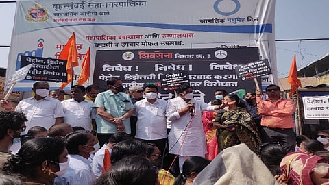 'केंद्र सरकारच्या पापाचे घडे भरले, त्यांना धडा शिकवा', शिवसेनेची निदर्शने