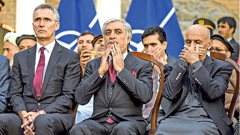 काबुल - पत्रकार परिषदेत अफगाणिस्तानचे अध्यक्ष अश्रफ घनी (उजवीकडचे), त्यांचे राजकीय प्रतिस्पर्धी अब्दुल्ला अब्दुल्ला व ‘नाटो’चे सरचिटणीस जेन्स स्टॉल्टेनबर्ग.