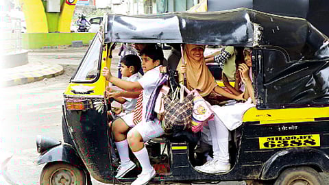 औरंगाबाद - रिक्षातून सुरू असलेली विद्यार्थ्यांची जीवघेणी वाहतूक.