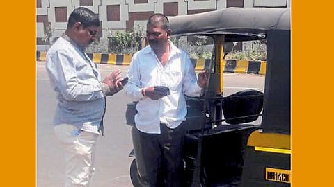 सांगवी - रिक्षाचालकावर कारवाई करताना वाहतूक पोलिस.