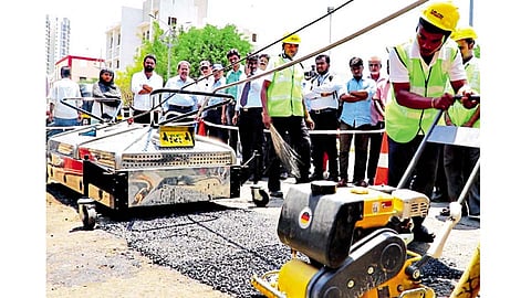 पिंपरी - शहरातील रस्त्यांवर पावसाळ्यात पडणाऱ्या खड्ड्यांची डागडुजी करण्यासाठी इन्फ्रारेड रिसायकलिंग रोड पॅचिंग टेक्नॉलॉजीचा वापर कसा करावा या विषयी प्रात्यक्षिक बघताना महापालिकेचे अधिकारी.