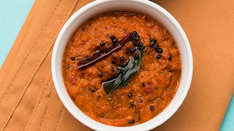 वर्षभर वापरु शकता मसालेदार कांदा-लसूण चटणी; जाणून घ्या बनविण्याची पद्धत