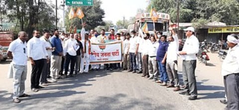 साक्रीमध्ये भाजपने केली विजबिलांची होळी