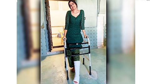 Sai Tamhankar leg fracture at Mimi movie shooting