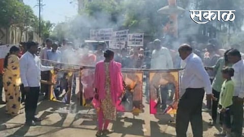 widows of farmers protest against Kangna Ranaut in Yavatmal district