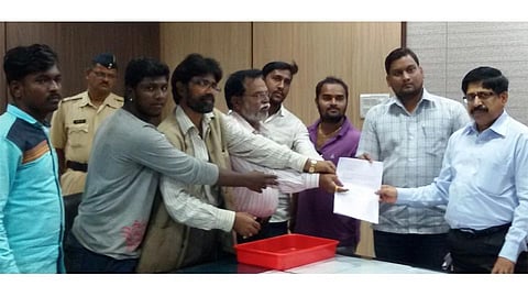 सांगली - जिल्हाधिकारी शेखर गायकवाड यांना निवेदन देताना दलित संघटनांचे शिष्टमंडळ.